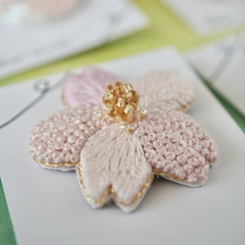 刺繍とビーズの桜ブローチ　sakuraピンク