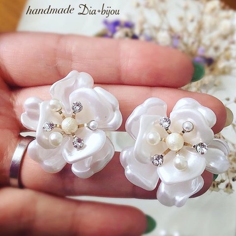 ✨人気✨スワロフスキー&パール×花びらピアス／イヤリング