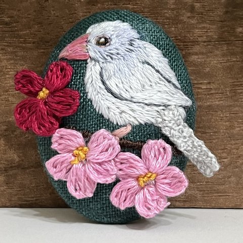 刺繍ブローチ　ヘアゴム　白文鳥とツバキ　ハンドメイド