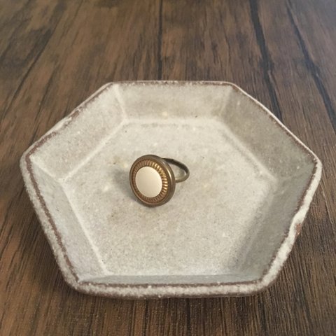 【指輪・リング】白とゴールドのアンティークボタン ピンキーリング