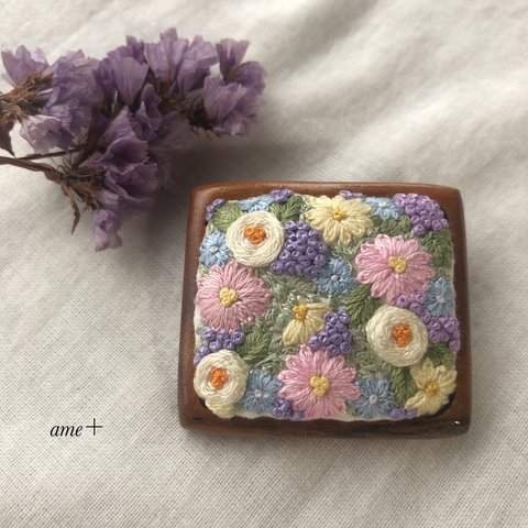 NEWサイズ）お花畑 刺繍木枠ブローチ