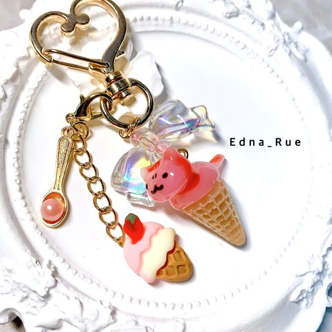 ニャンアイス🍨party🎉キーホルダー ストロベリー🍓 おすわり猫 レジン