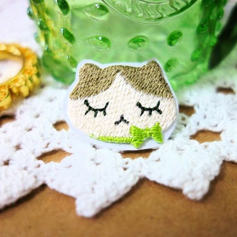 ステッカー＆アイロン接着2Wayタイプ◆眠たい顔が可愛いねこ刺繍ワッペン ネムねこフェイス型　ハチワレモカ