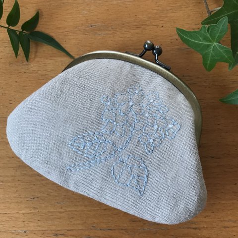 　紫陽花　ボタニカル手刺繍　リネンがま口ポーチ　