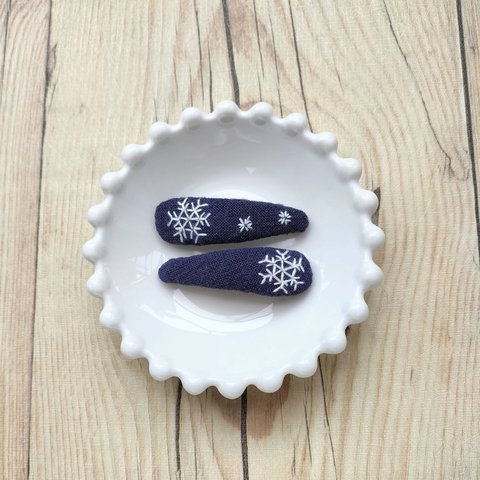 雪の結晶刺繍の小さなパッチンピンA　２個セット