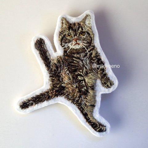 [オーダー作品例]　猫さん刺繍ブローチ