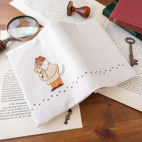 【受注制作】ネコの探偵さんのブックカバー（ミステリ専用）・文庫本サイズ☆厚めの本にも対応　＊　刺繍