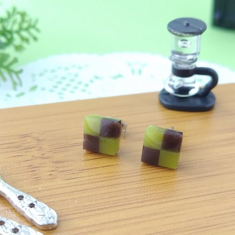 市松模様のピスタチオ&チョコクッキーピアス　小さい 和柄  和風 お菓子 シルバー ピアス サージカルステンレス 316L  樹脂ピアス ノンホール レジンピアス　スイーツ　シンプル　一粒