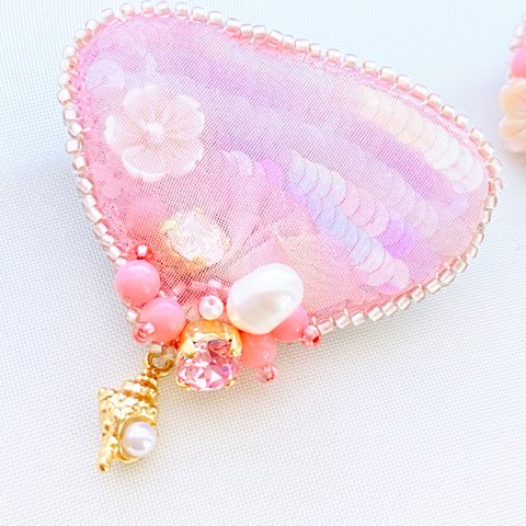 オートクチュール刺繍　桜貝のブローチ　🌸珊瑚と白蝶貝ビジュー仕立て　巻貝チャーム付き