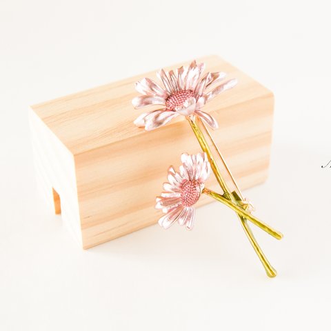 『優美な花〜淡いピンクの雛菊（デイジー）のブローチ』