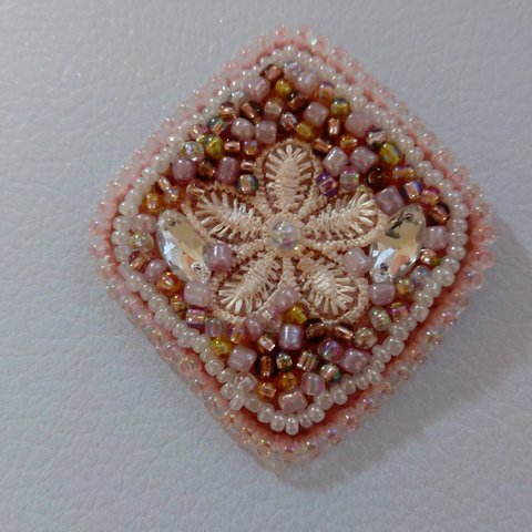 刺繍　ブローチ