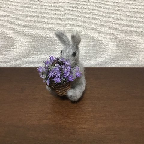 紫のお花をバスケットにつめて