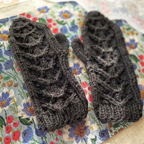 手編みのミトン（黒）