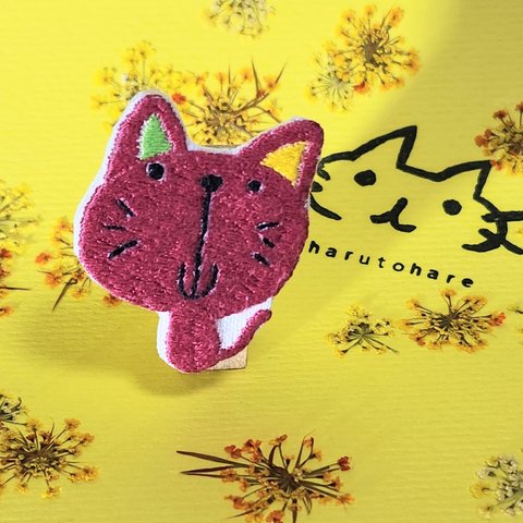 カラフルにゃんこ刺繍ブローチ