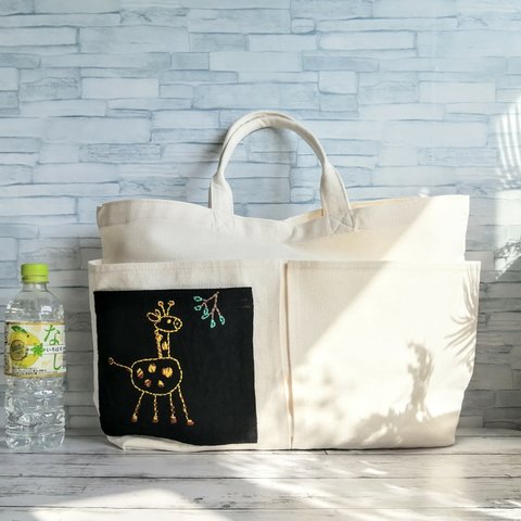 【シンプルな手刺繍】トートバッグ　キリンのポケット 　ショルダーバッグ　横長　オフホワイト　2ポケット