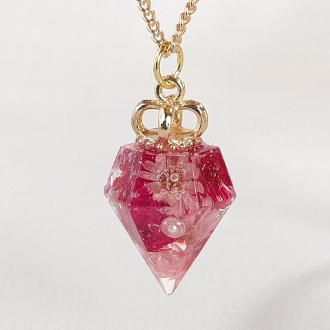 赤とピンクのスターフラワーとパールのダイヤモンド型レジンのネックレス