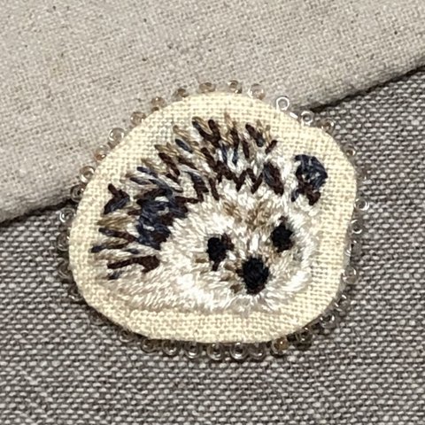 刺繍ブローチ(ハリネズミ)4