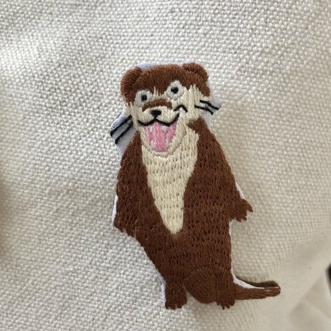 不敵な笑みを浮かべるカワウソ刺繍ブローチ