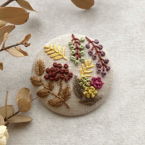 〈刺繍キット〉木の実のブローチ