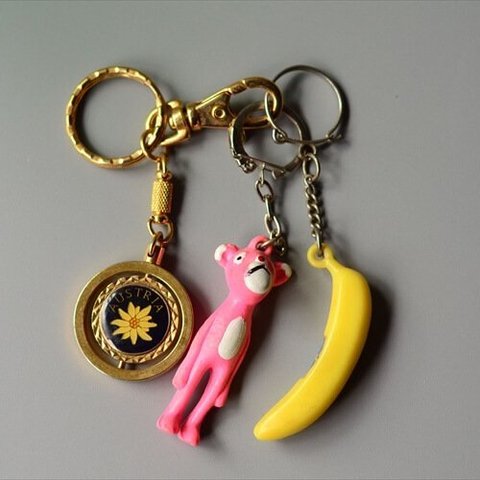 ヨーロッパから ヴィンテージキーホルダー 3個セット ドイツ フランス アメリカなどから Vintage keychain アンティーク_240313 ig3832_1