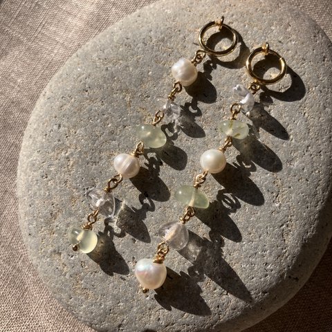 Prehnite x Freshwater Pearl Dangle Earrings – プレナイトx淡水パール –