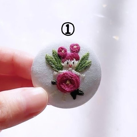 【刺繍】サザンカがモチーフのくるみボタン 「お花の国へようこそ🌺🧚‍♀️」  お花刺繍／お花好き／花言葉／妖精／メルヘン／送料無料／無料ラッピング／お花刺繍／刺繍アクセサリー