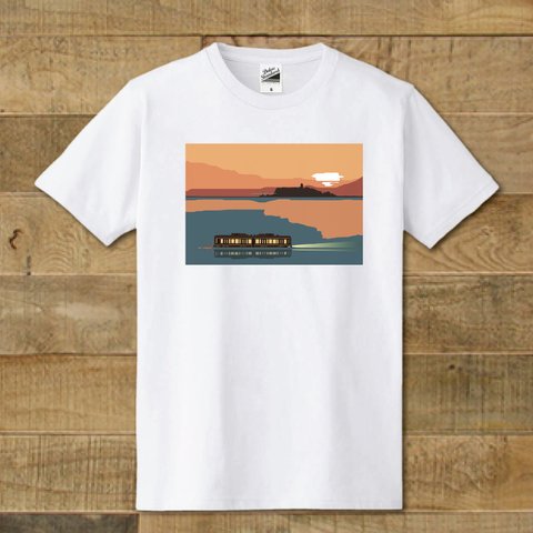 湘南イラスト・Tシャツ　夕焼けの江ノ島をバックに海を走る江ノ電 「追憶」 