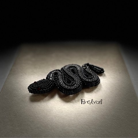 ビーズ刺繍のブローチ　-黒蛇(ブラックライン)-　black snake