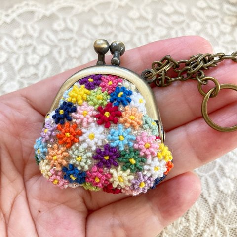 つぶつぶ花刺繍がぎゅぎゅっと手刺繍のちびがま口キーホルダー