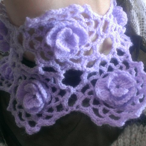 紫のモチーフ編みのネックウォーマー