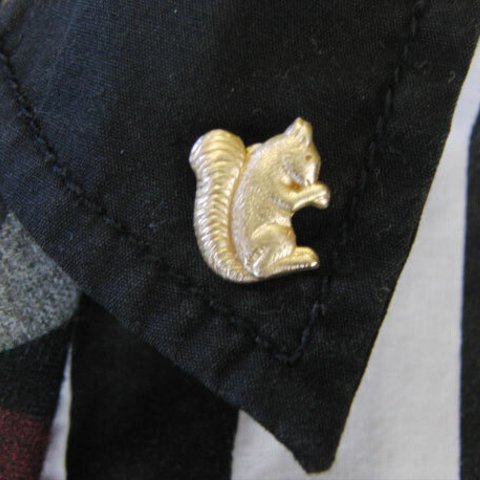 真鍮製ミニリス型ピンズブローチ　結婚式・シャツジャケットやハットの飾りに