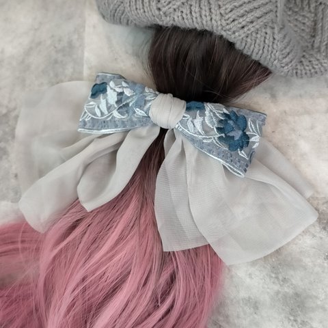 刺繍リボンとシフォンのヘアゴム　ブルー　グレー　リボン　花柄　ヘアアクセ　髪飾り　ふんわり　ふわふわ　可愛い