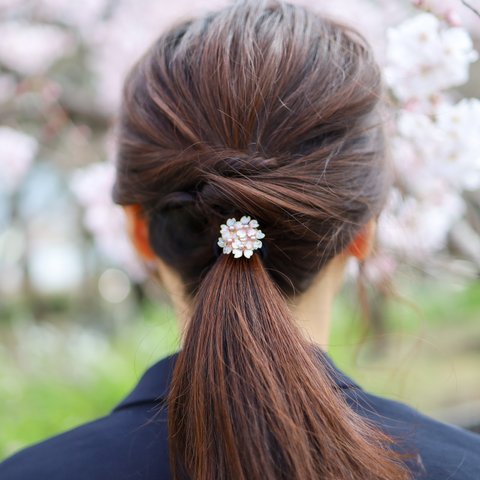 プレゼントにもさくら咲く🌸上品なヘアゴム  マニキュアフラワー 