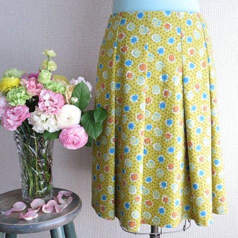 咲き乱れる花畑　春夏素材のソフトプリーツスカート