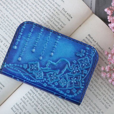 猫と紫陽花の洋古書風コインケース（青色）
