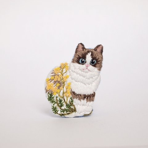ミモザ  猫刺繍ブローチ