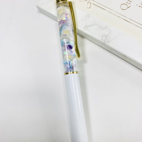 白のハーバリウムボールペン