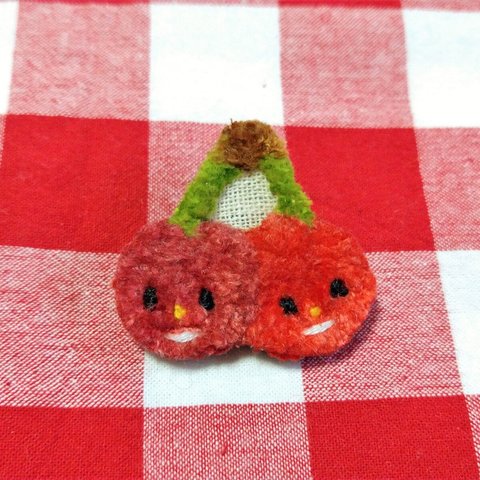 刺繍ブローチ・さくらんぼ