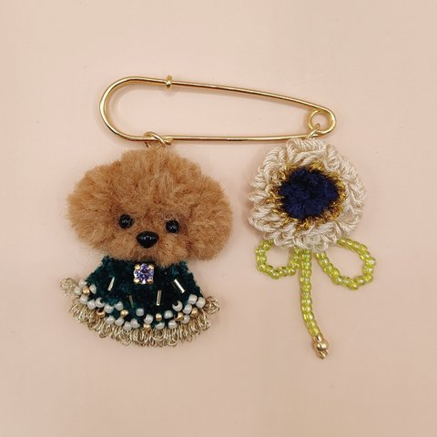 プードルとお花のふわふわ刺繍のブローチ　タンザナイトのビジュー