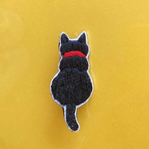 後姿　猫刺繍ブローチ　黒猫　ポンポン尻尾