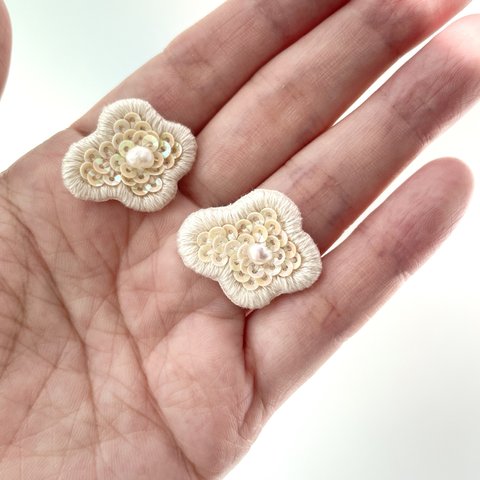 北欧風お花刺繍ピアス.刺繍イヤリング.ホワイト.320