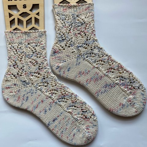 透かし模様の手編みの靴下