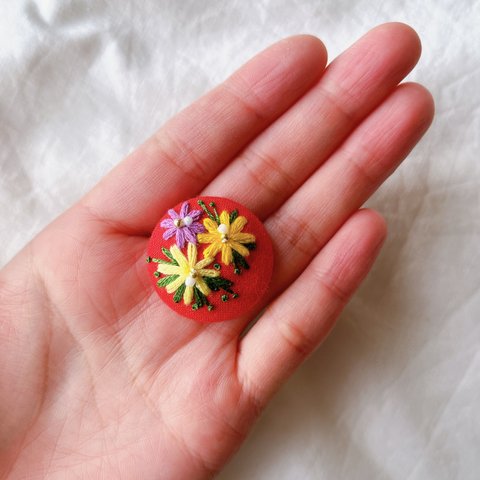 刺繍くるみボタン❁３つのお花たち(赤地)❁