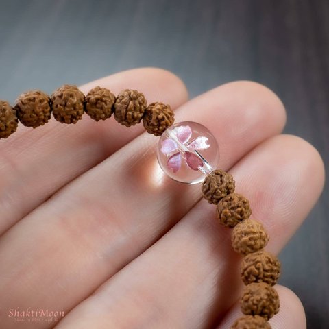 【浄化・開運をお求めのあなたへ！5mm6mmひと粒 桜彫り水晶】天然石ルドラクシャブレスレット（菩提樹の実）・全チャクラ対応