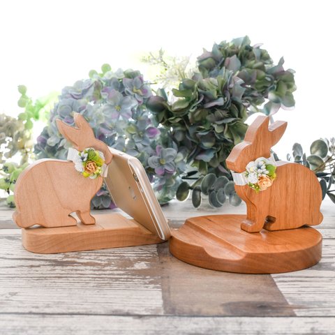 【爽やかな夏の首飾り】ウサギの木製スマホスタンド