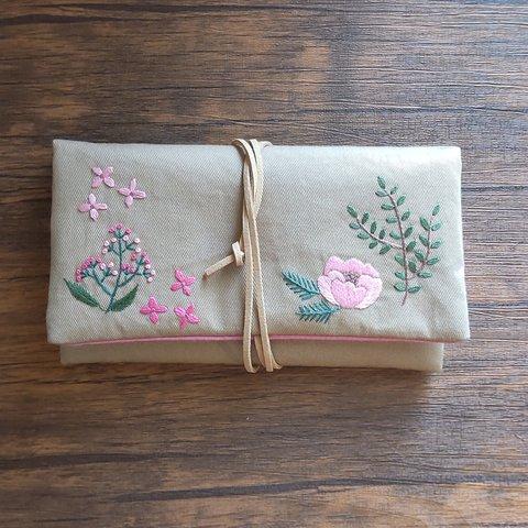 刺繡の”紐でくるくる巻く”ポーチ　春の庭　(H2308)