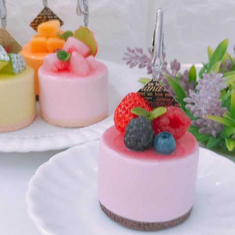 ベリームースケーキ　メモスタンド　 フェイクスイーツ☆ スイーツデコ ☆クレイケーキ☆メモススタンド☆ベリー☆ムース☆クレイケーキ