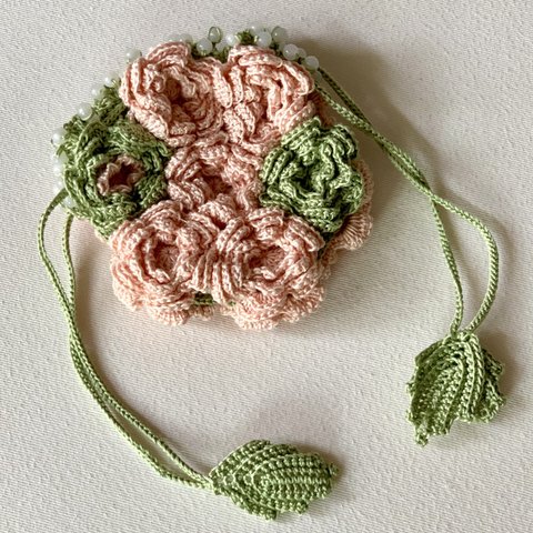 コットン糸　立体モチーフ編みの花の巾着　かぎ針編み　巾着　袋　かぎ針　花　イタリアンビーズ