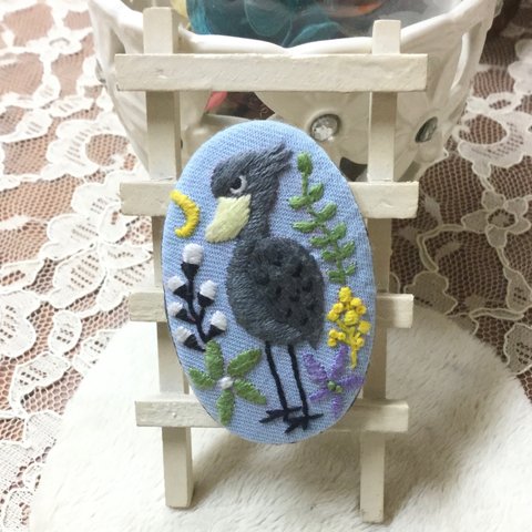 オリジナル《絶滅危惧種シリーズ》手刺繍ブローチ-*ハシビロコウと月の夜*-