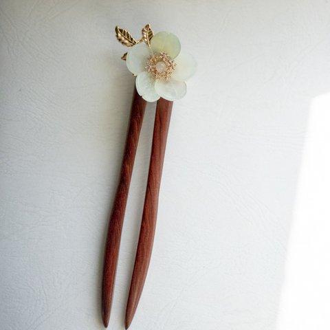 天然石サーペンティンの桃の花のかんざし　木製　檀木　二股